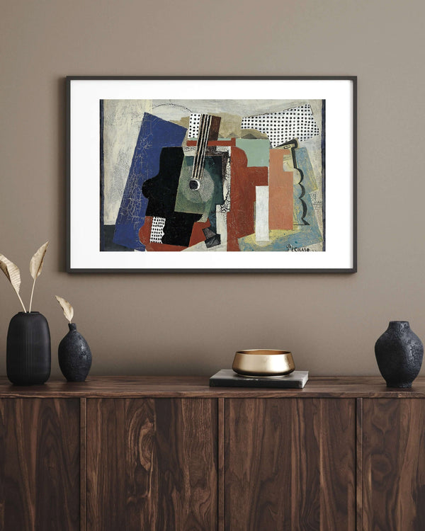 Pablo Picasso - Kapı, Gitar ve Şişelerle Natürmort çerçeve