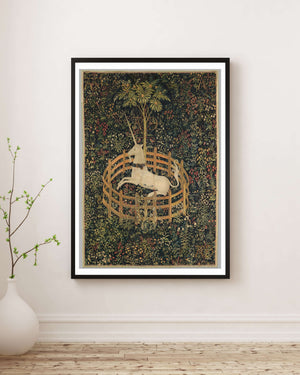 Bahçede Dinlenen Tekboynuz Fine Art Baskı