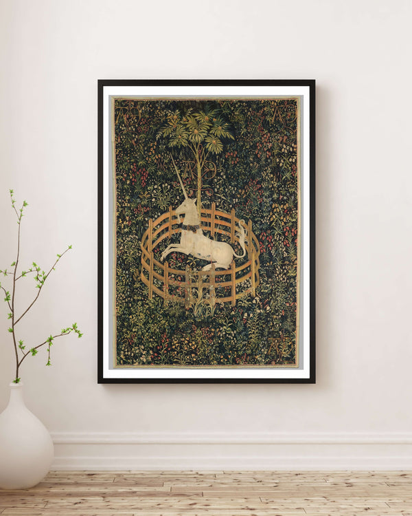 Bahçede Dinlenen Tekboynuz Fine Art Baskı