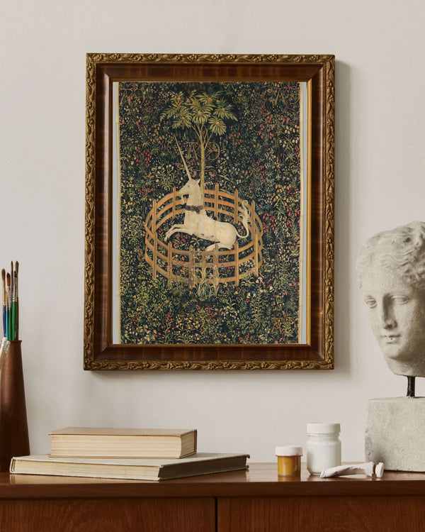 Bahçede Dinlenen Tekboynuz Fine Art Baskı